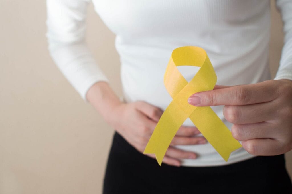 campanha endometriose Imagem de mulher com o símbolo da campanha Março Amarelo, de conscientização sobre a Endometriose.