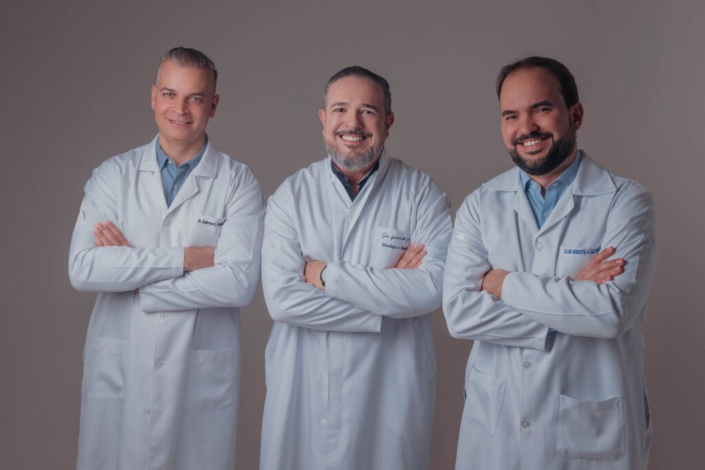 médicos Endomips Médicos da equipe Endomips. Dr. Anderson, Dr. Fernando e Dr. Luis Glover. (da esquerda para direita)